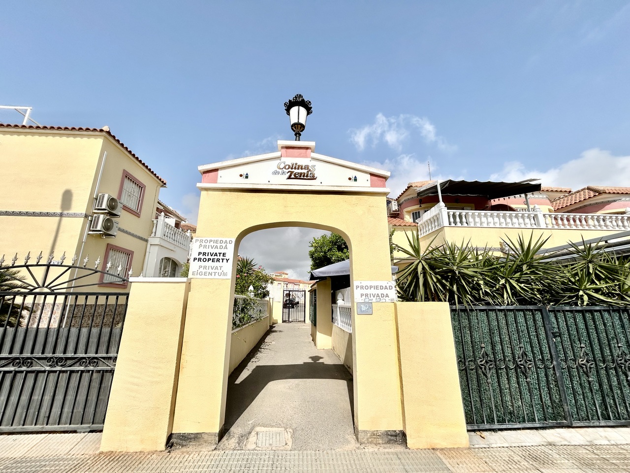 Master bedroom in apartment for sale in La Zenia