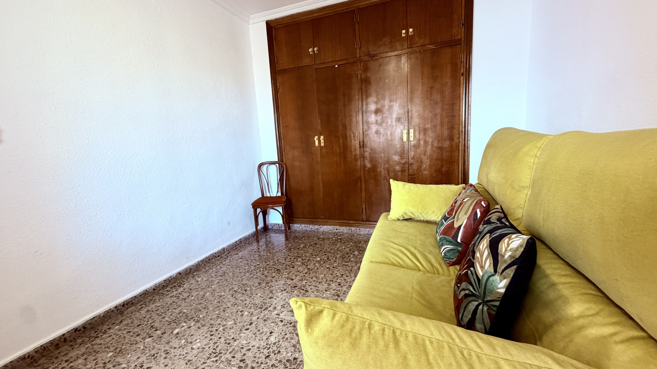 Master bedroom in apartment for sale in Alicante