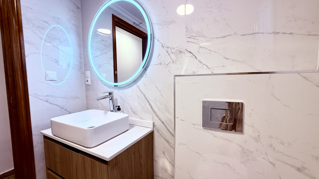 Bedroom in apartment for sale in Alicante