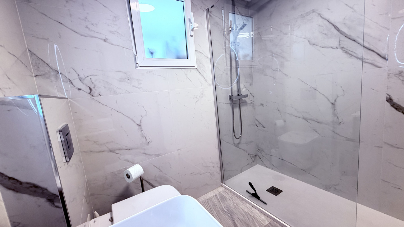 Bedroom in apartment for sale in Alicante
