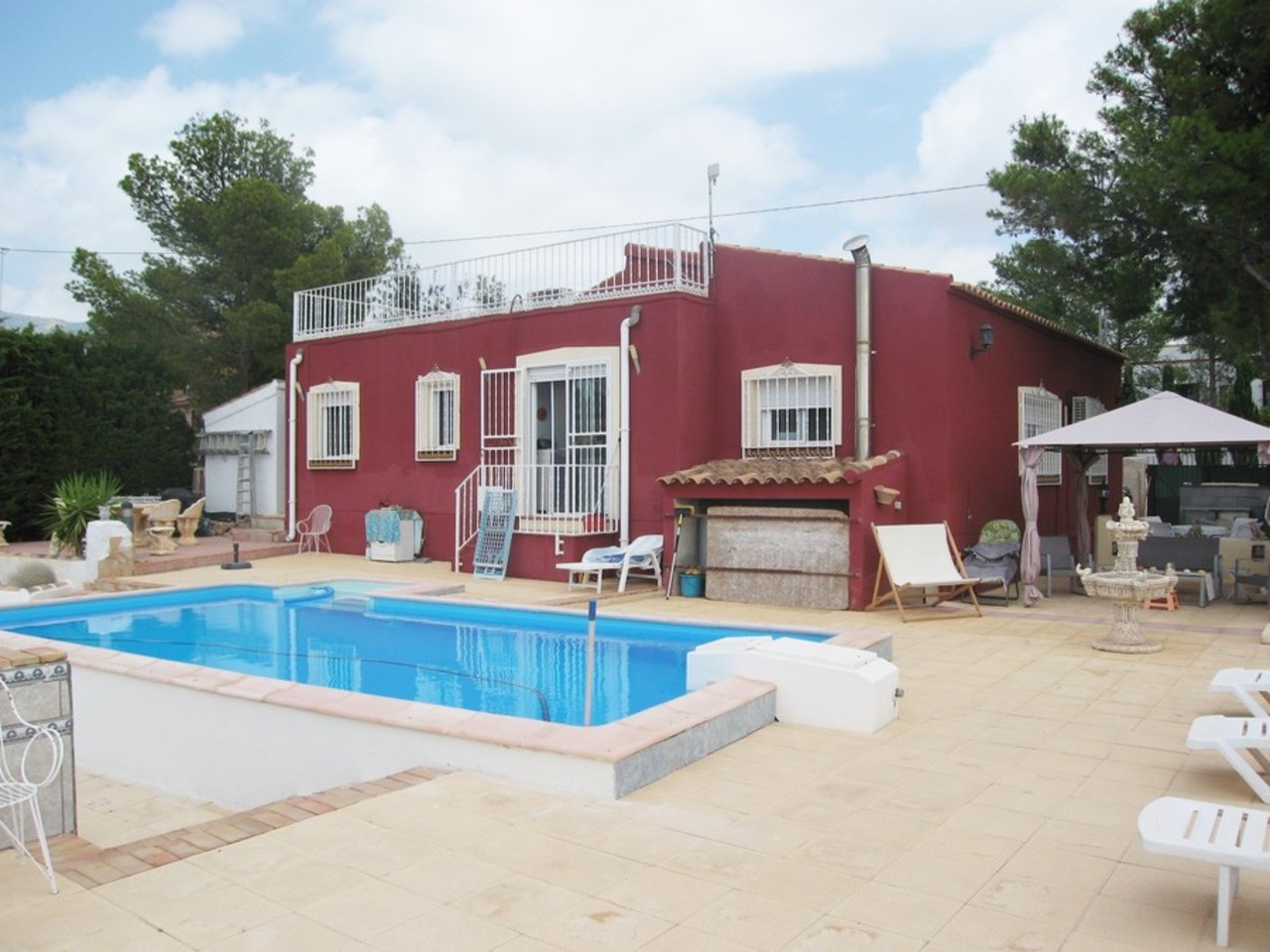 **REDUCED** A lovely single storey house with 4 bedrooms and 1 bathroom with terraces and an 8 x 4 private swimming pool close to Aledo, Murcia