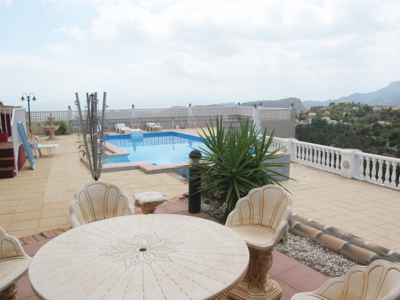 **REDUCED** A lovely single storey house with 4 bedrooms and 1 bathroom with terraces and an 8 x 4 private swimming pool close to Aledo, Murcia