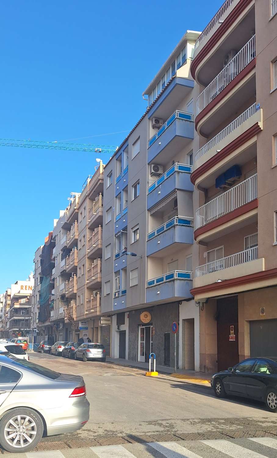 Penthouse apartment for sale with 2 bedrooms, 1 bathroom, open-plan kitchen and a splendid terrace, located on San Luis Street in Torrevieja (Alicante), just 1km from the beach and close to El Acequión Public School and all amenities, including bus stops,