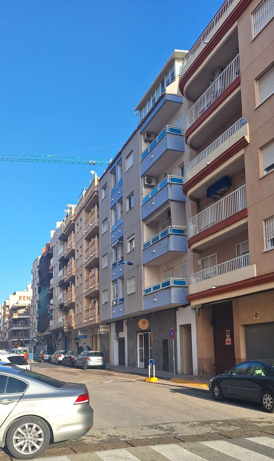 Penthouse apartment for sale with 2 bedrooms, 1 bathroom, open-plan kitchen and a splendid terrace, located on San Luis Street in Torrevieja (Alicante), just 1km from the beach and close to El Acequión Public School and all amenities, including bus stops,