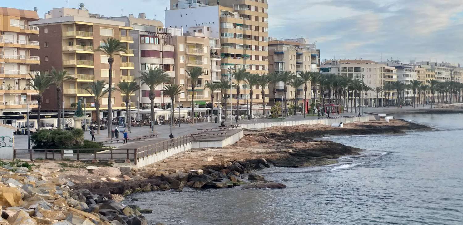 Penthouse apartment for sale with 2 bedrooms, 1 bathroom, open-plan kitchen and a splendid terrace, located on San Luis Street in Torrevieja (Alicante), just 1km from the beach and close to El Acequión Public School and all amenities, including bus stops,