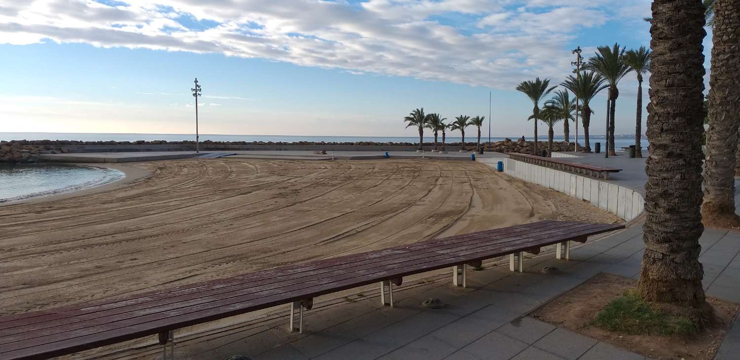 Penthouse apartment for sale with 2 bedrooms, 1 bathroom, open-plan kitchen and a splendid terrace, located on San Luis Street in Torrevieja (Alicante), just 1km from the beach and close to El Acequión Public School and all amenities, including bus stops,