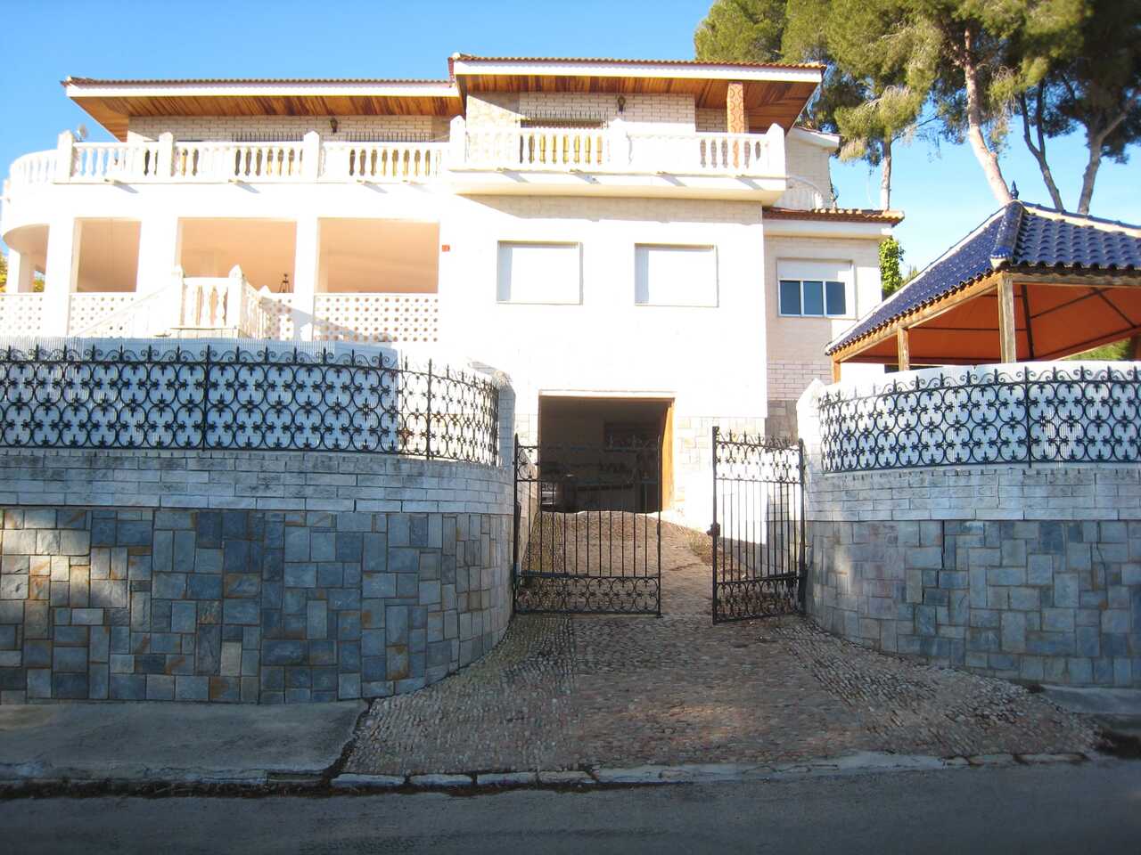 Dining area in villa for sale in Campoamor