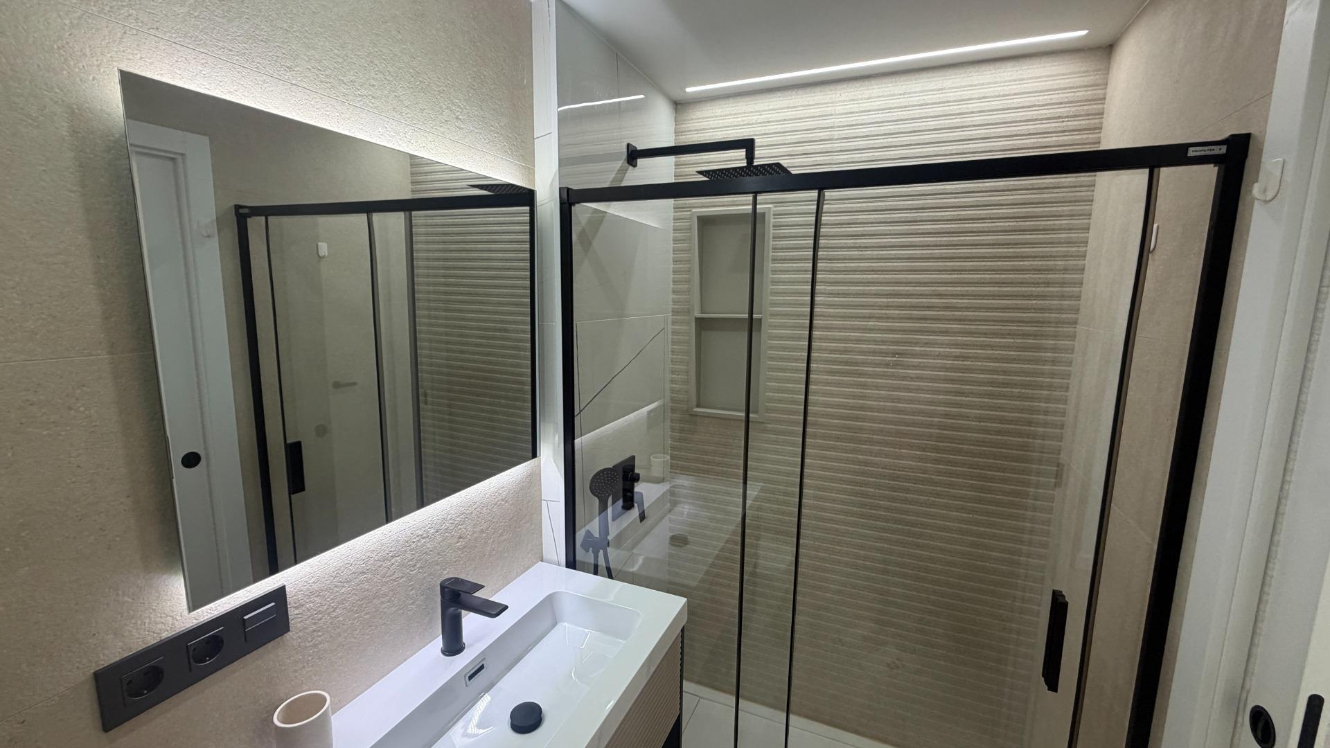 Master bedroom in apartment for sale in Los Alcazares