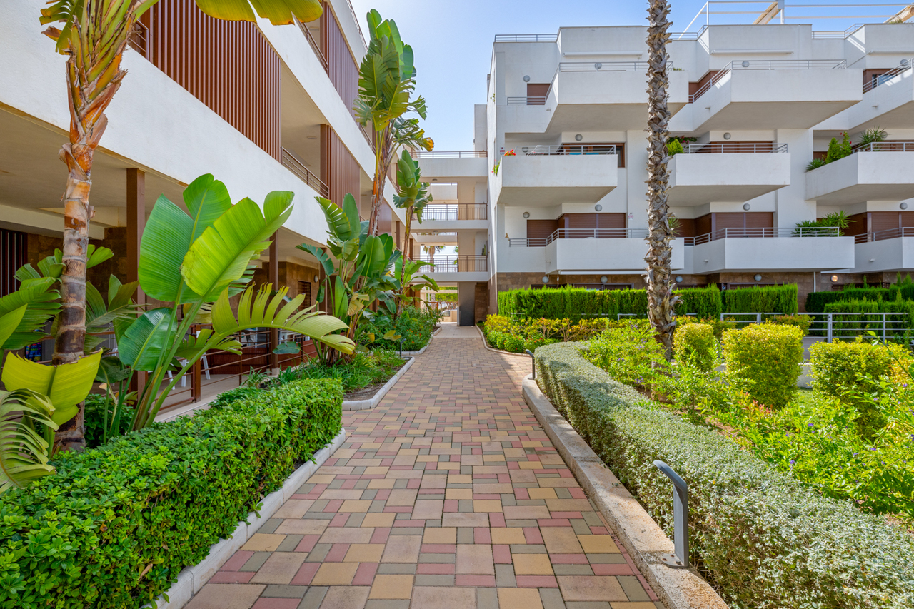Bedroom in apartment for sale in Cabo Roig