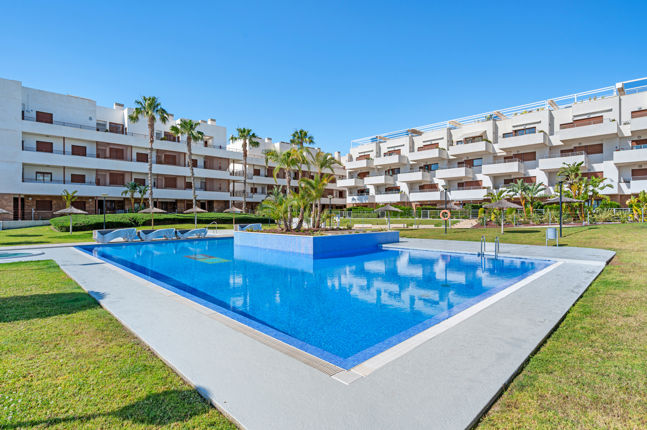 Bedroom in apartment for sale in Cabo Roig