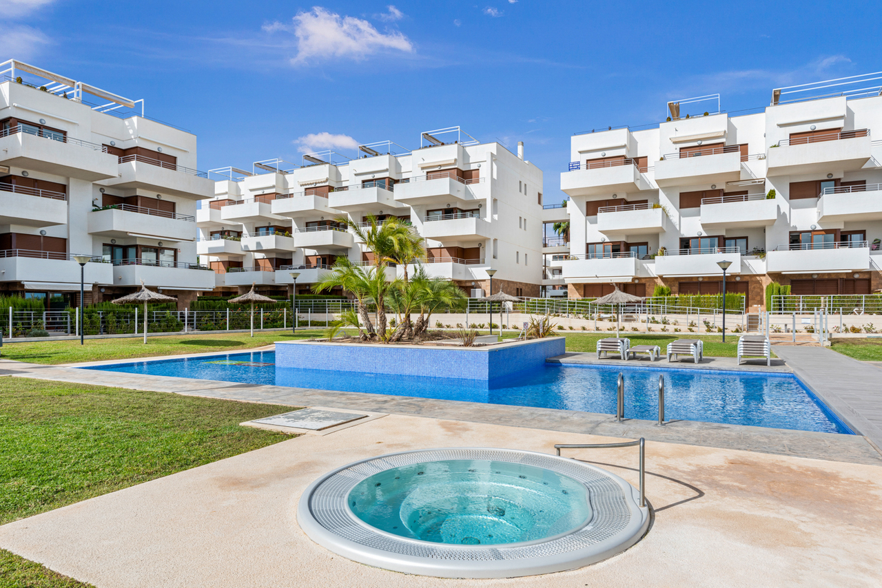 Bedroom in apartment for sale in Cabo Roig