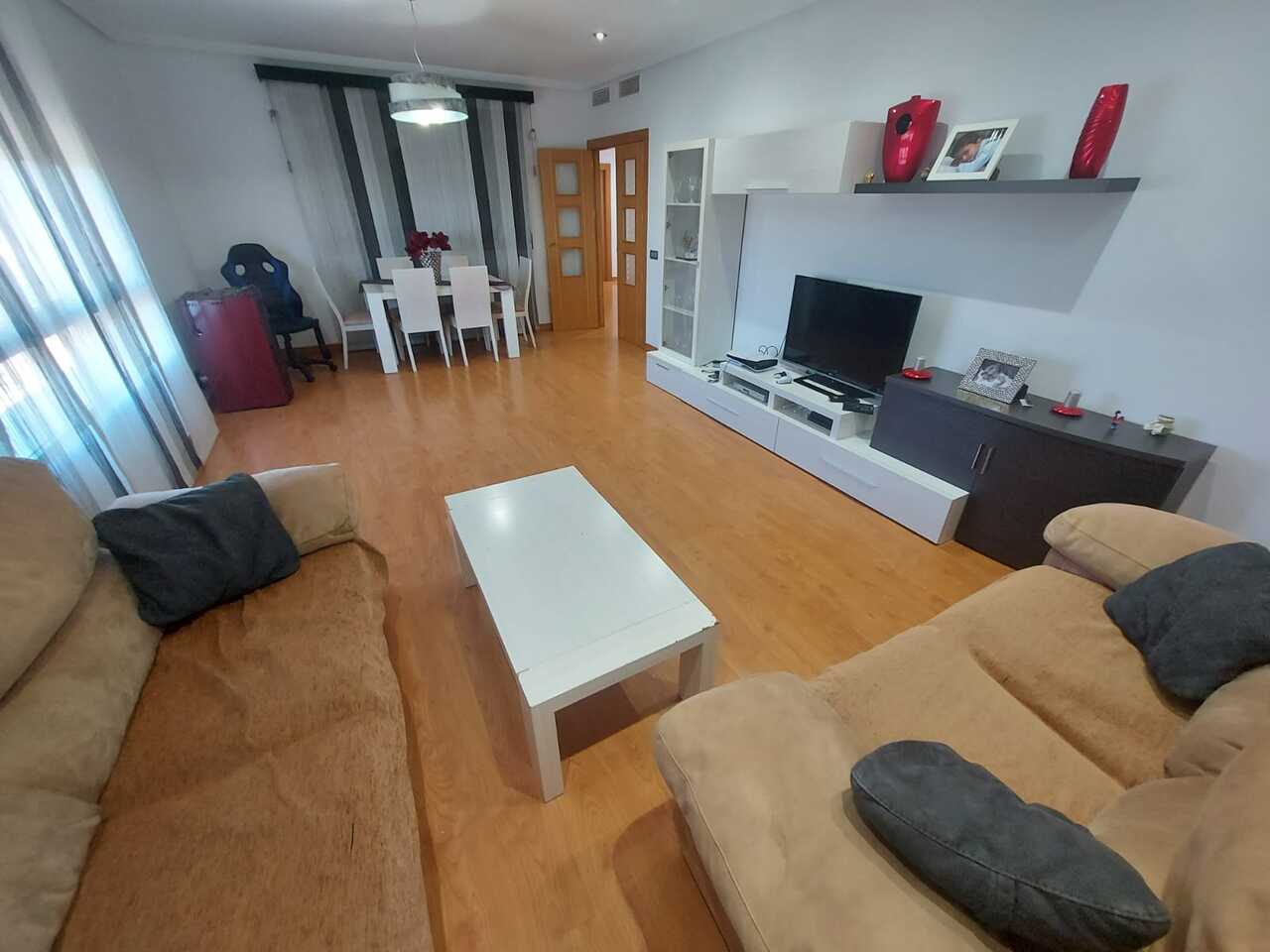 Pool area in villa for sale in Calasparra