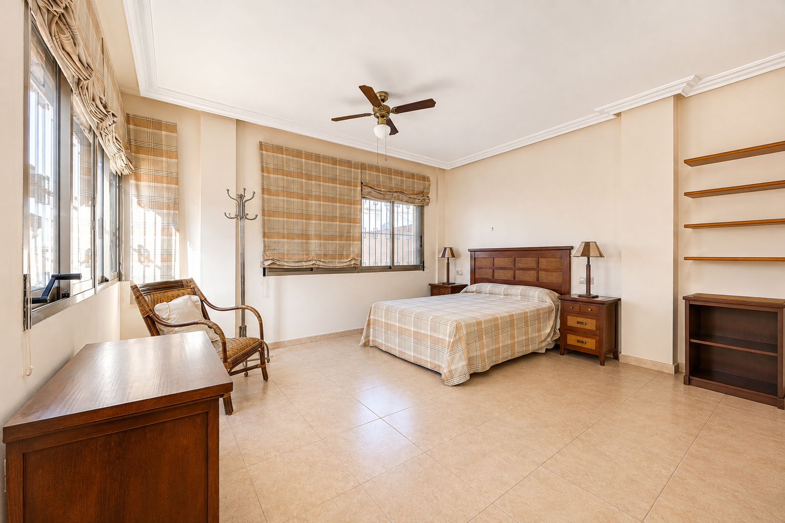 Master bedroom in villa for sale in Benejuzar
