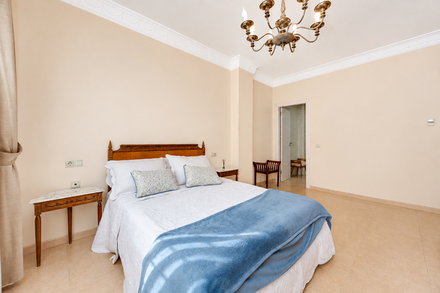 Master bedroom in villa for sale in Benejuzar