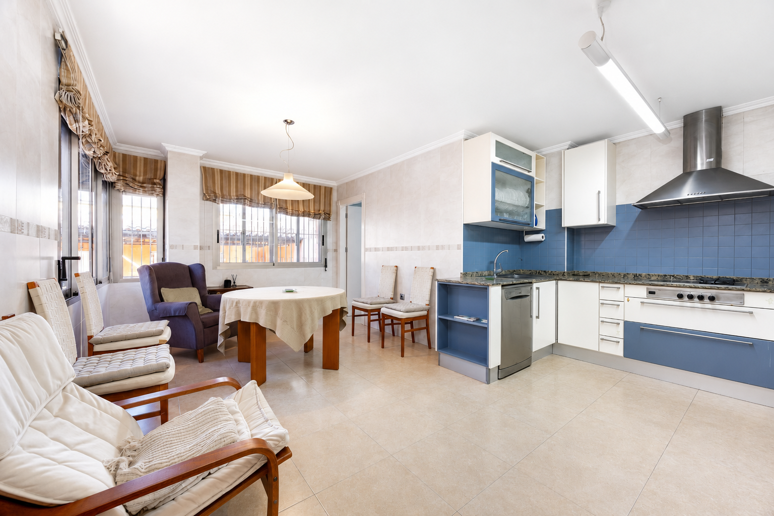 Dining area in villa for sale in Benejuzar