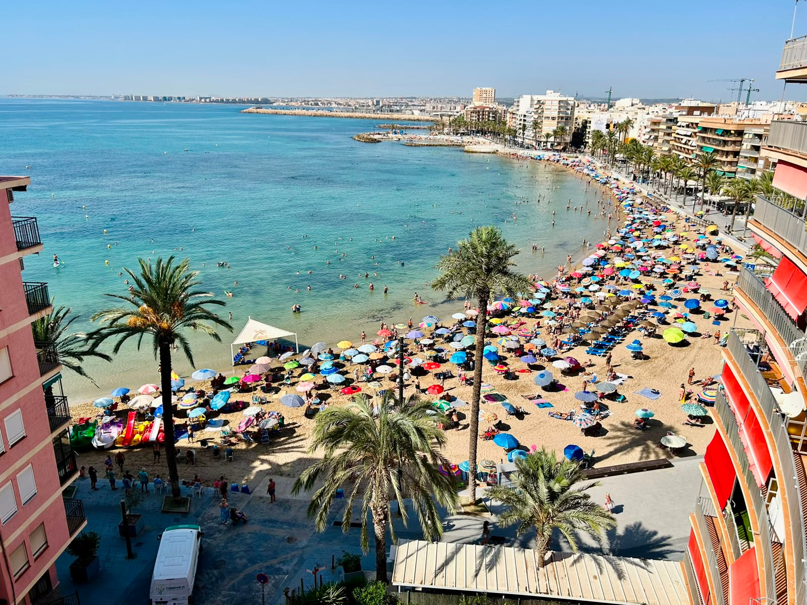 This lovely apartment is located in Torrevieja, just around 7 metres from the beach