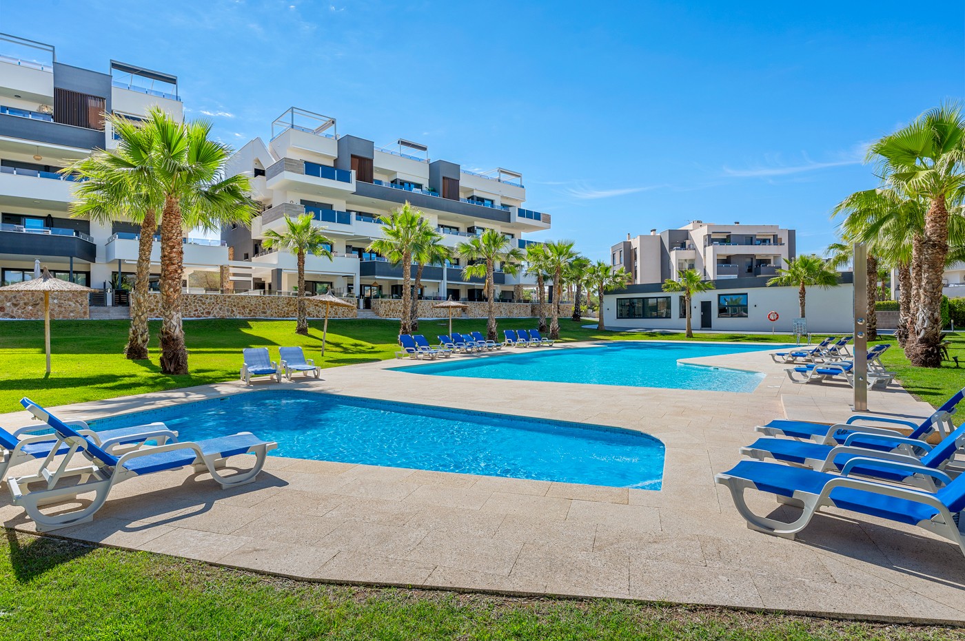 Garden in apartment for sale in Orihuela Costa