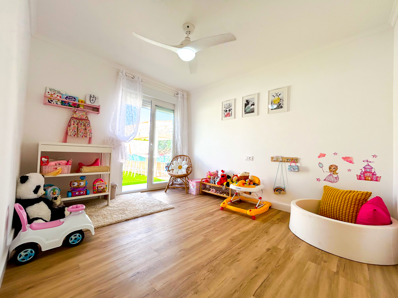 Master bedroom in villa for sale in Mar de Cristal