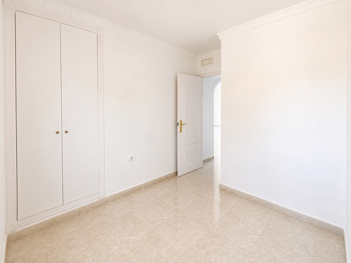 Master bedroom in apartment for sale in Algorfa