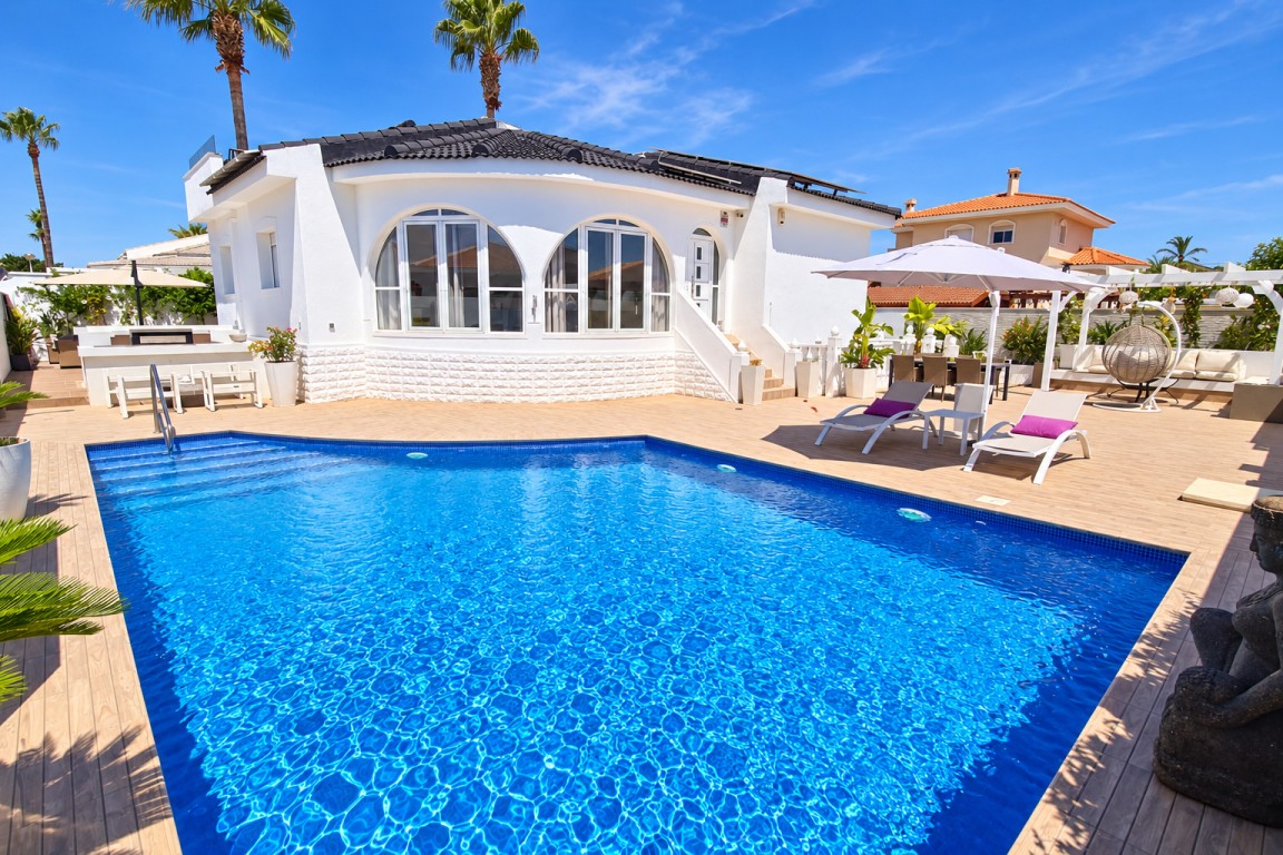 Vollständig renovierte 4-Zimmer-Villa mit Privatschwimmbad in Doña Pepa