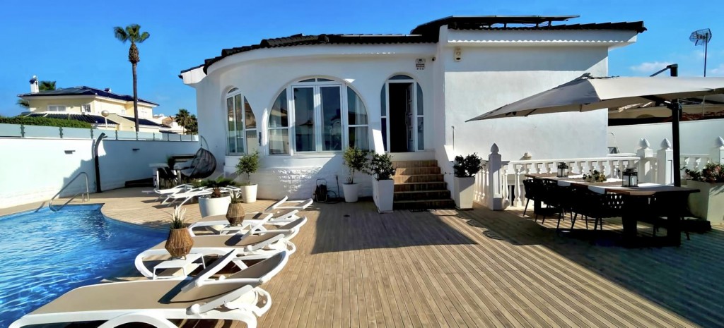 Vollständig renovierte 4-Zimmer-Villa mit Privatschwimmbad in Doña Pepa