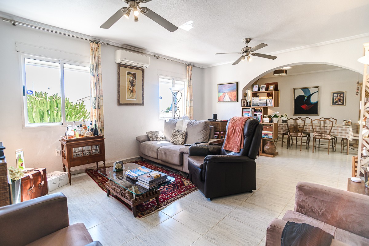 Living room in apartment for sale in Alicante