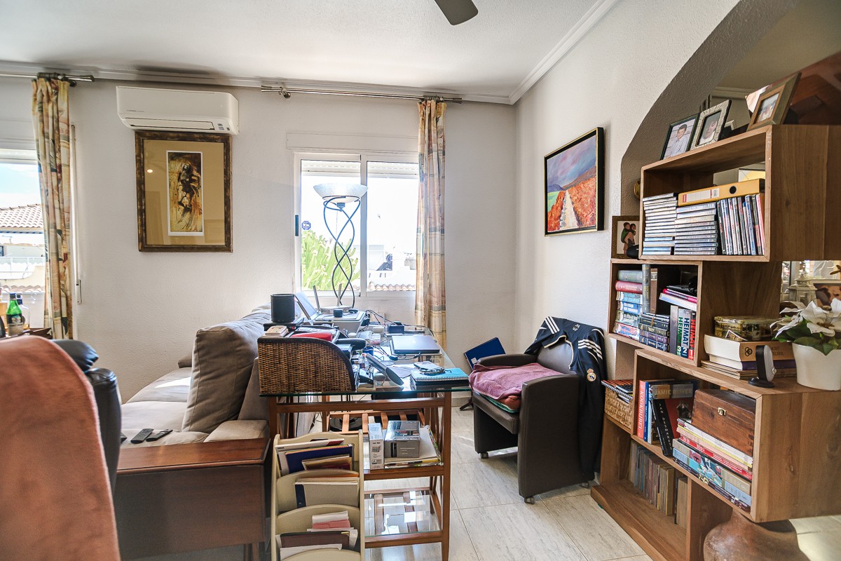 Master bedroom in apartment for sale in Alicante