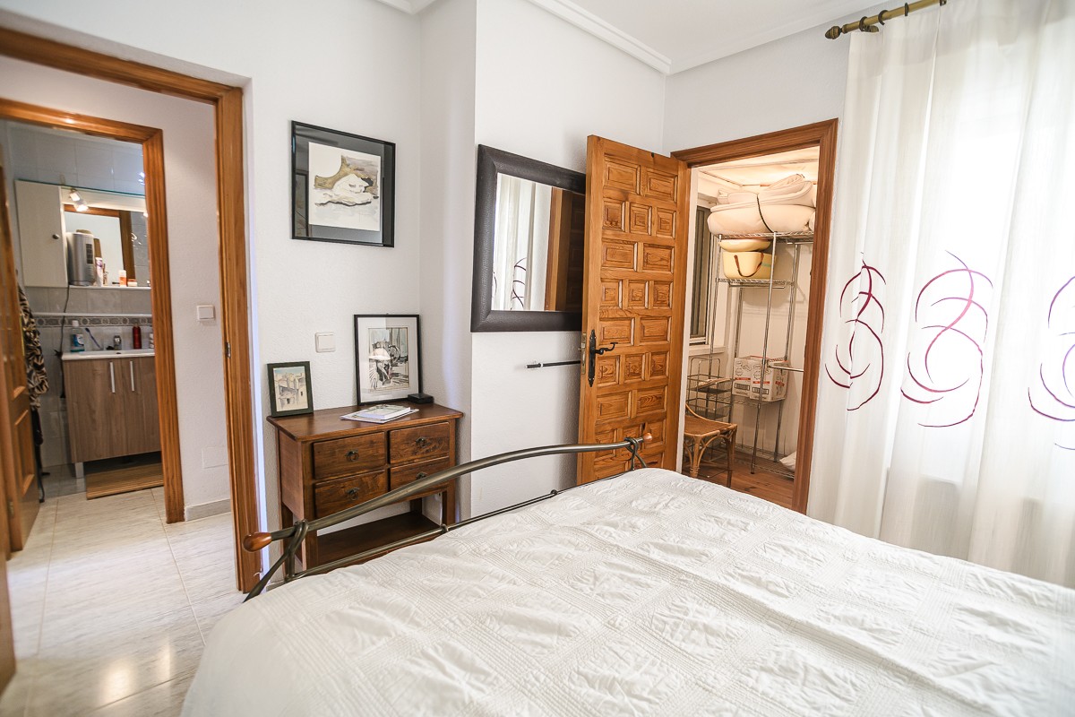 Bedroom in apartment for sale in Alicante