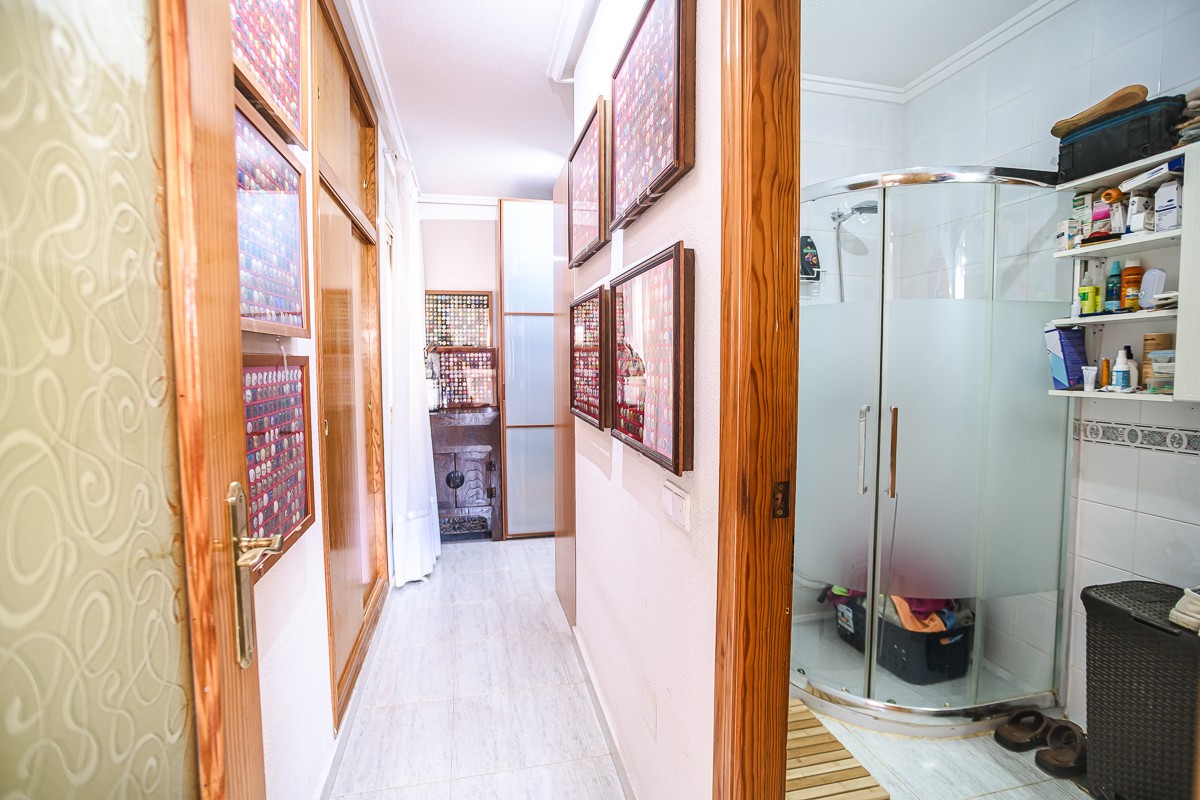 Master bedroom in apartment for sale in Alicante