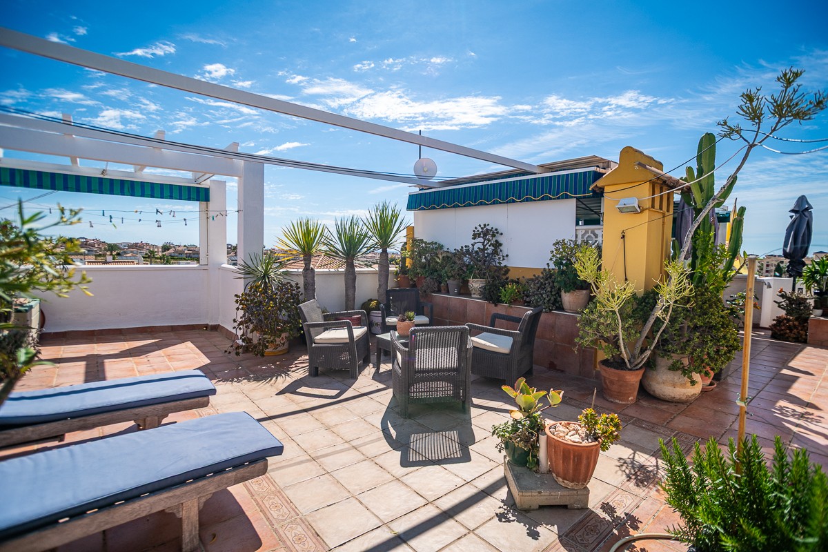 Discover this exceptionally spacious and Mediterranean-style first-floor apartment located in the sought-after La Florida in Orihuela Costa, on the sun-drenched Costa Blanca