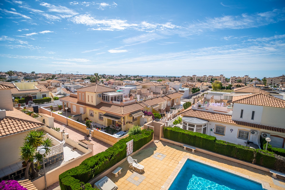 Pool area in apartment for sale in Alicante