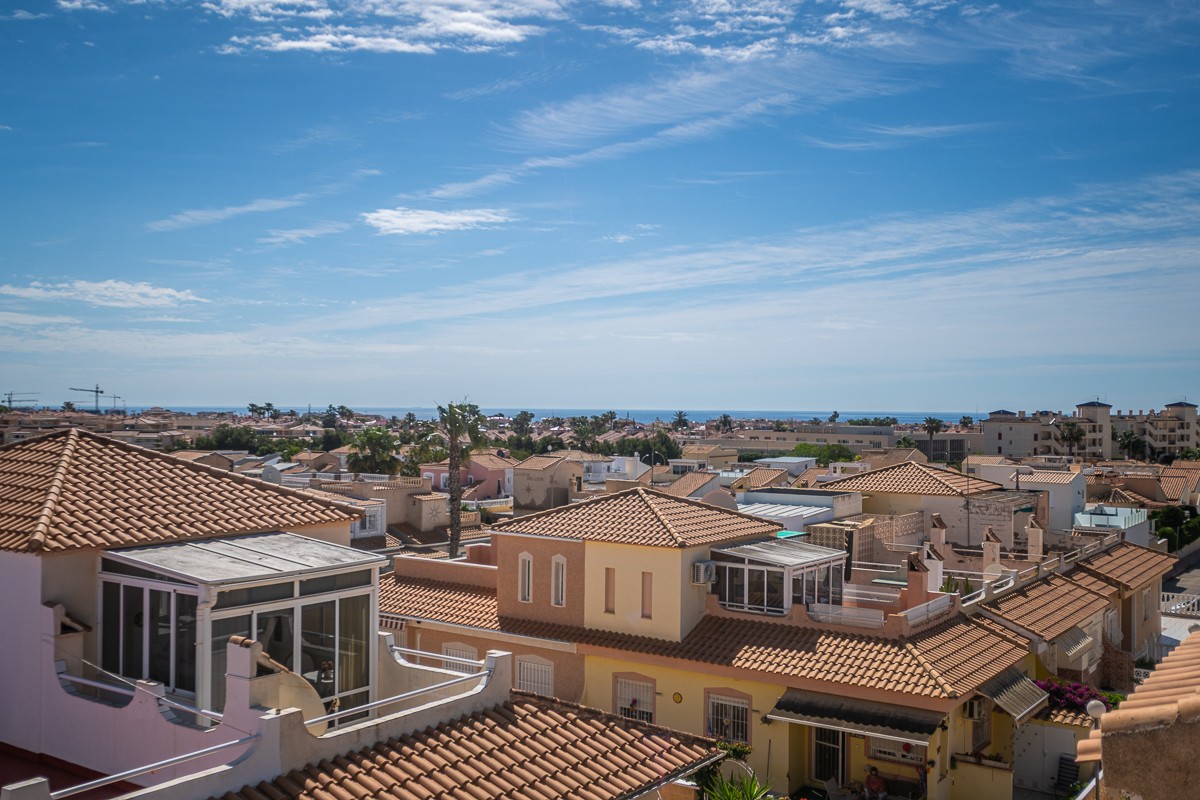 Discover this exceptionally spacious and Mediterranean-style first-floor apartment located in the sought-after La Florida in Orihuela Costa, on the sun-drenched Costa Blanca