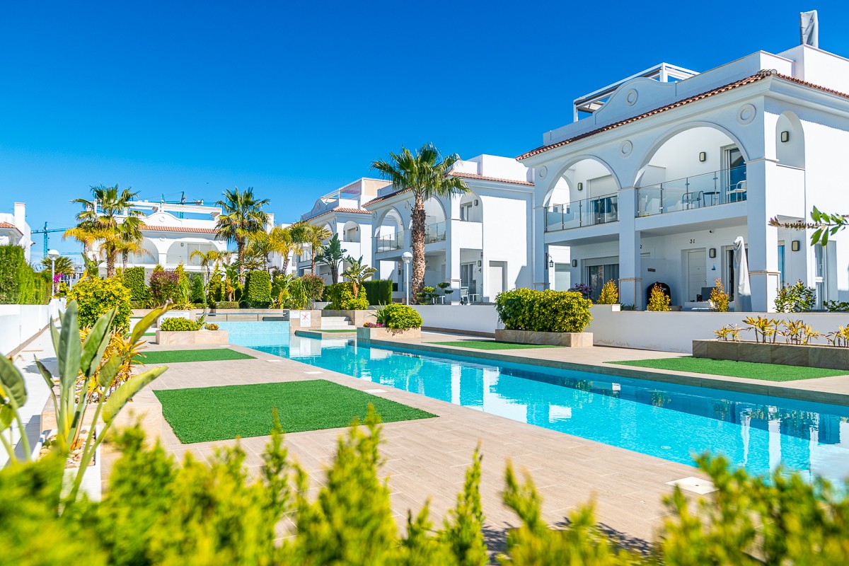 Exclusieve villa in Ciudad Quesada – Modern wonen op een toplocatie Met genoegen presenteer ik u deze uitzonderlijke halfvrijstaande villa, gelegen in het zeer gewilde Euromarina-complex, in het hart van Ciudad Quesada