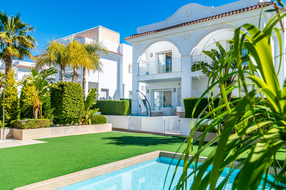 Exclusieve villa in Ciudad Quesada – Modern wonen op een toplocatie Met genoegen presenteer ik u deze uitzonderlijke halfvrijstaande villa, gelegen in het zeer gewilde Euromarina-complex, in het hart van Ciudad Quesada