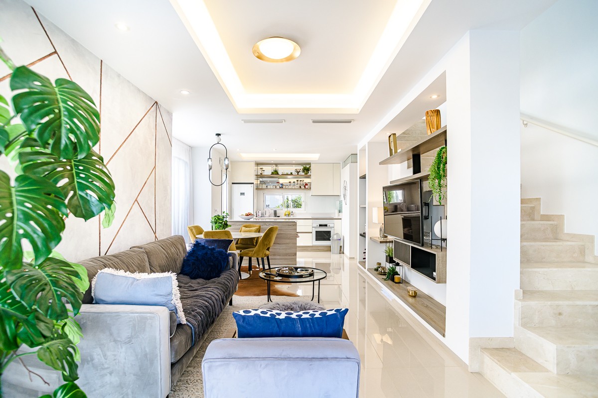 Exclusieve villa in Ciudad Quesada – Modern wonen op een toplocatie Met genoegen presenteer ik u deze uitzonderlijke halfvrijstaande villa, gelegen in het zeer gewilde Euromarina-complex, in het hart van Ciudad Quesada