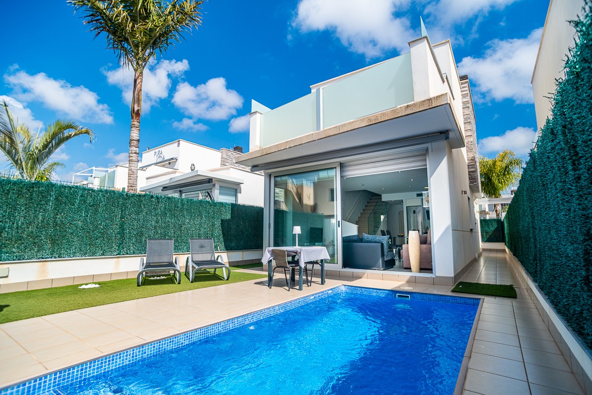 Discover this beautiful villa located in charming Lo Pagán , in San Pedro del Pinatar just 500 meters from the sea