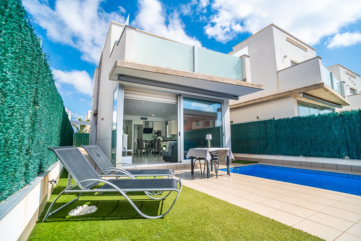 Discover this beautiful villa located in charming Lo Pagán , in San Pedro del Pinatar just 500 meters from the sea