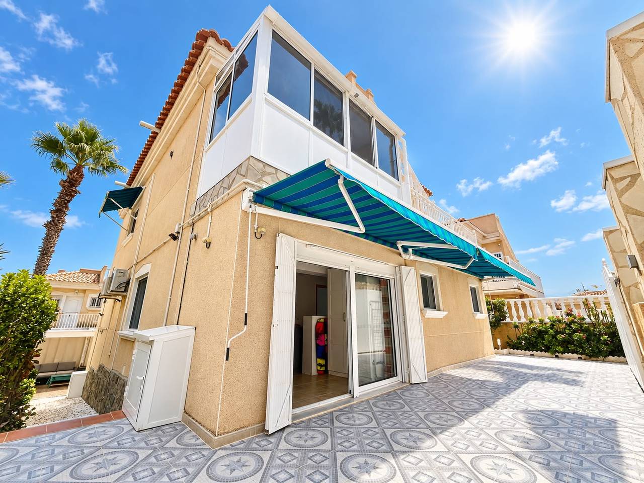 This impressive five-bedroom, four-bathroom detached villa in Villamartín offers an exceptional combination of space, versatility and comfortable Mediterranean living