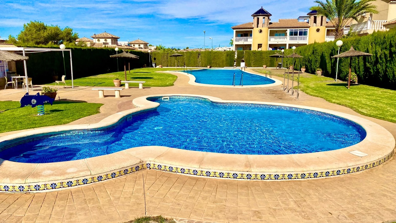 This impressive five-bedroom, four-bathroom detached villa in Villamartín offers an exceptional combination of space, versatility and comfortable Mediterranean living