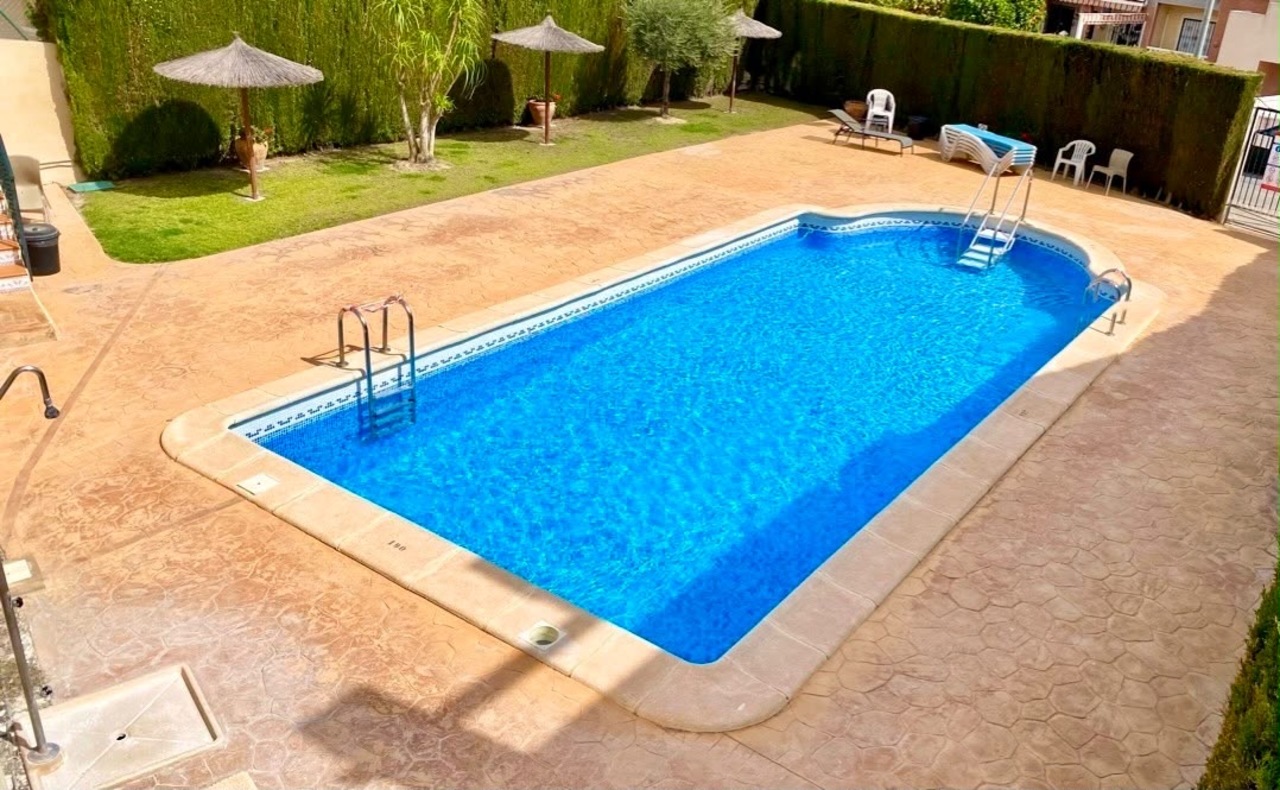 This impressive five-bedroom, four-bathroom detached villa in Villamartín offers an exceptional combination of space, versatility and comfortable Mediterranean living