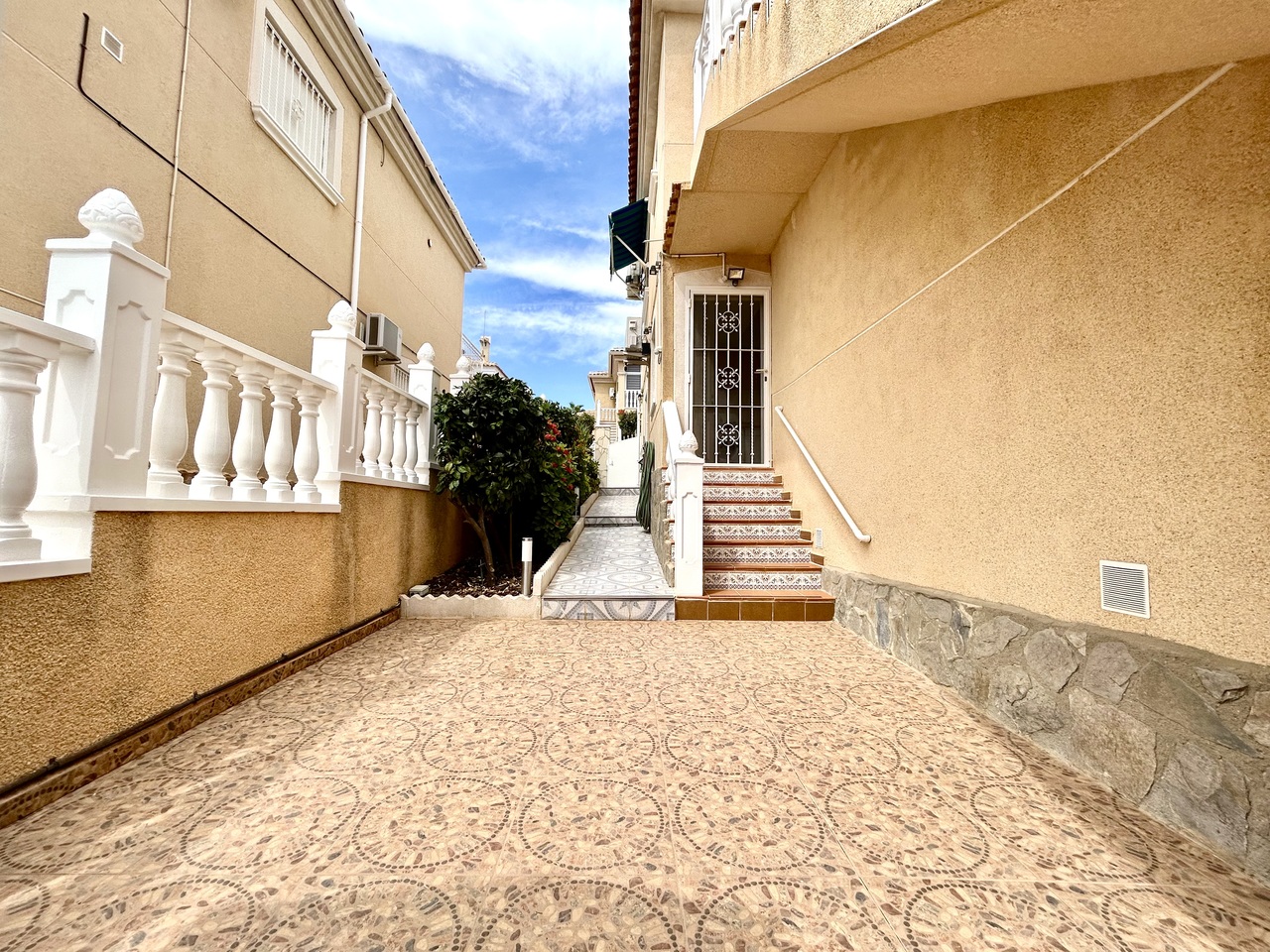 Garden in villa for sale in Villamartin