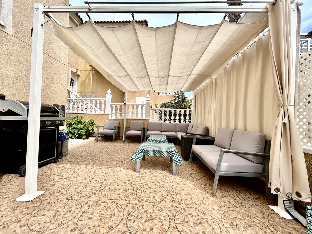 This impressive five-bedroom, four-bathroom detached villa in Villamartín offers an exceptional combination of space, versatility and comfortable Mediterranean living