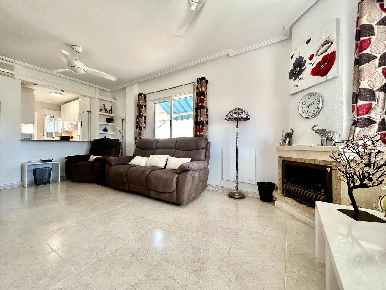 This impressive five-bedroom, four-bathroom detached villa in Villamartín offers an exceptional combination of space, versatility and comfortable Mediterranean living