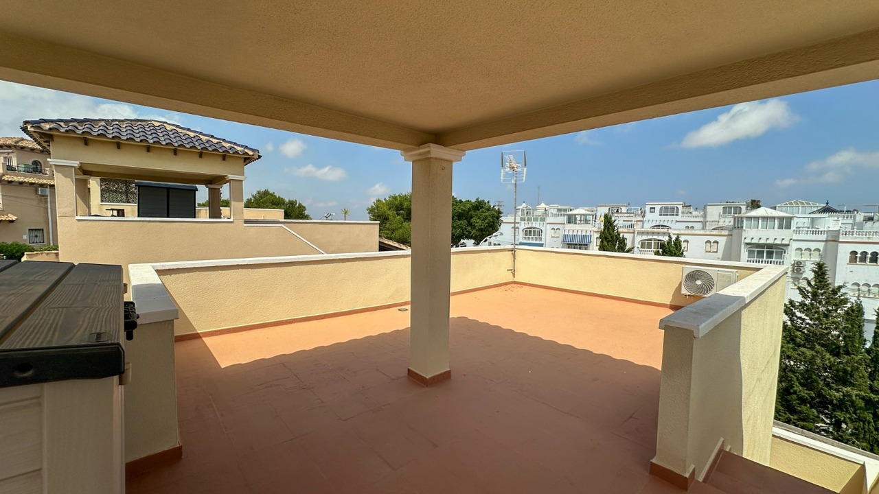 Garden in villa for sale in Villamartin