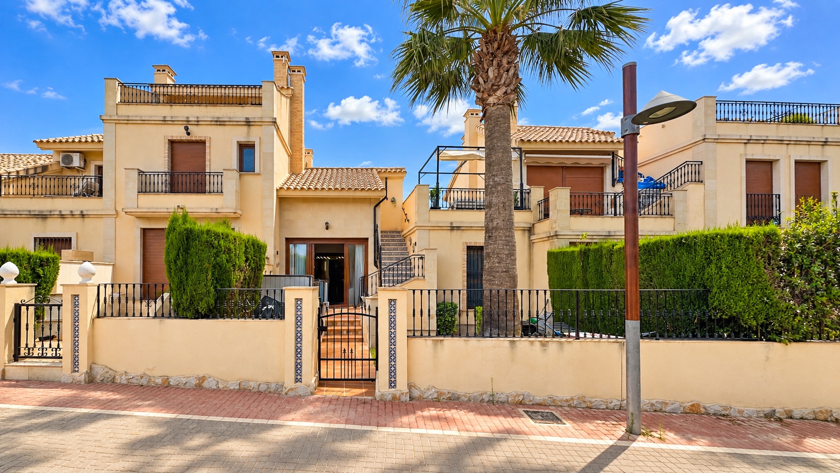 Stunning single-level 2-bedroom, 2-bathroom townhouse on La Finca Golf, built in 2011