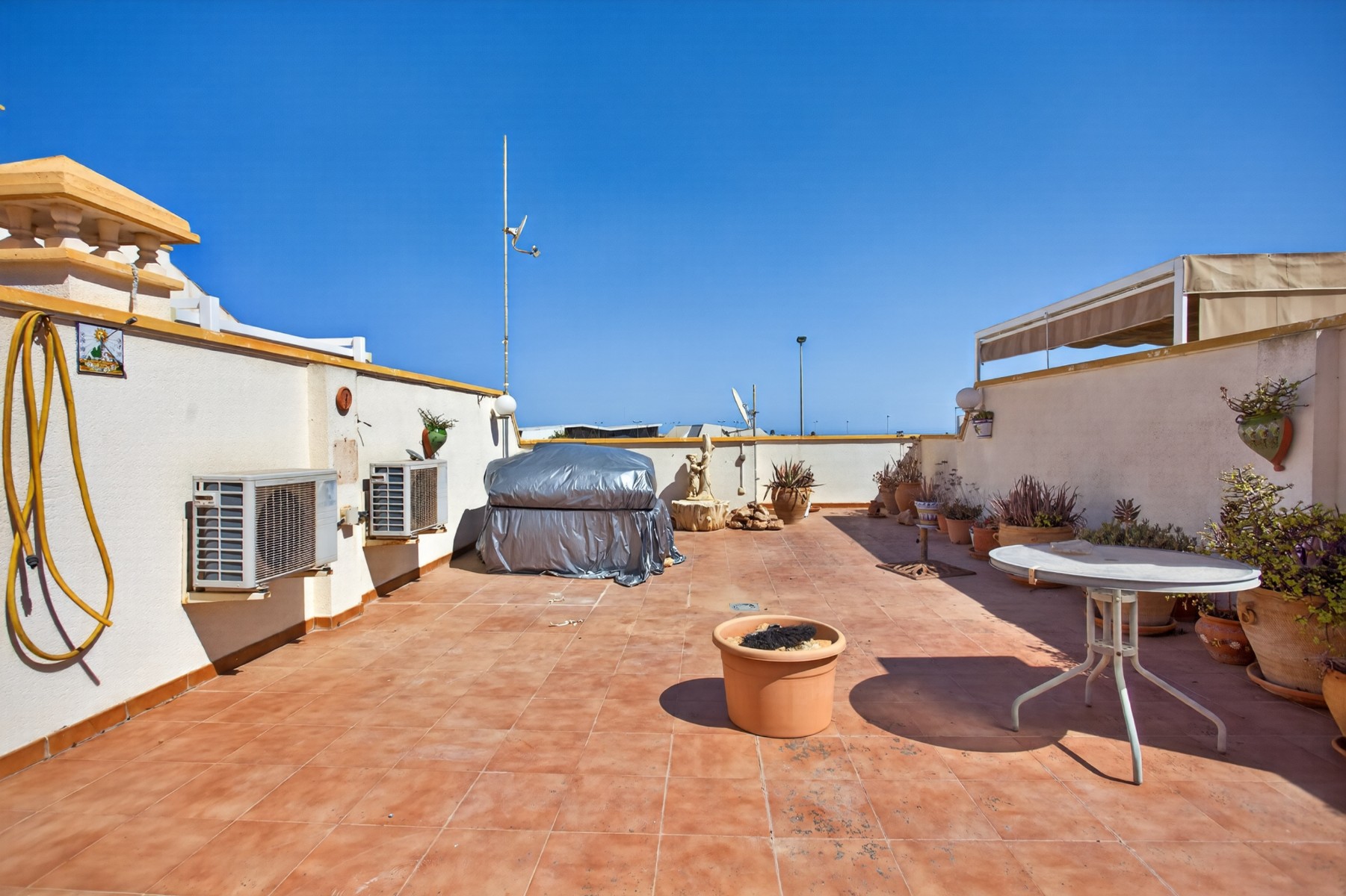 Garden in villa for sale in Orihuela Costa