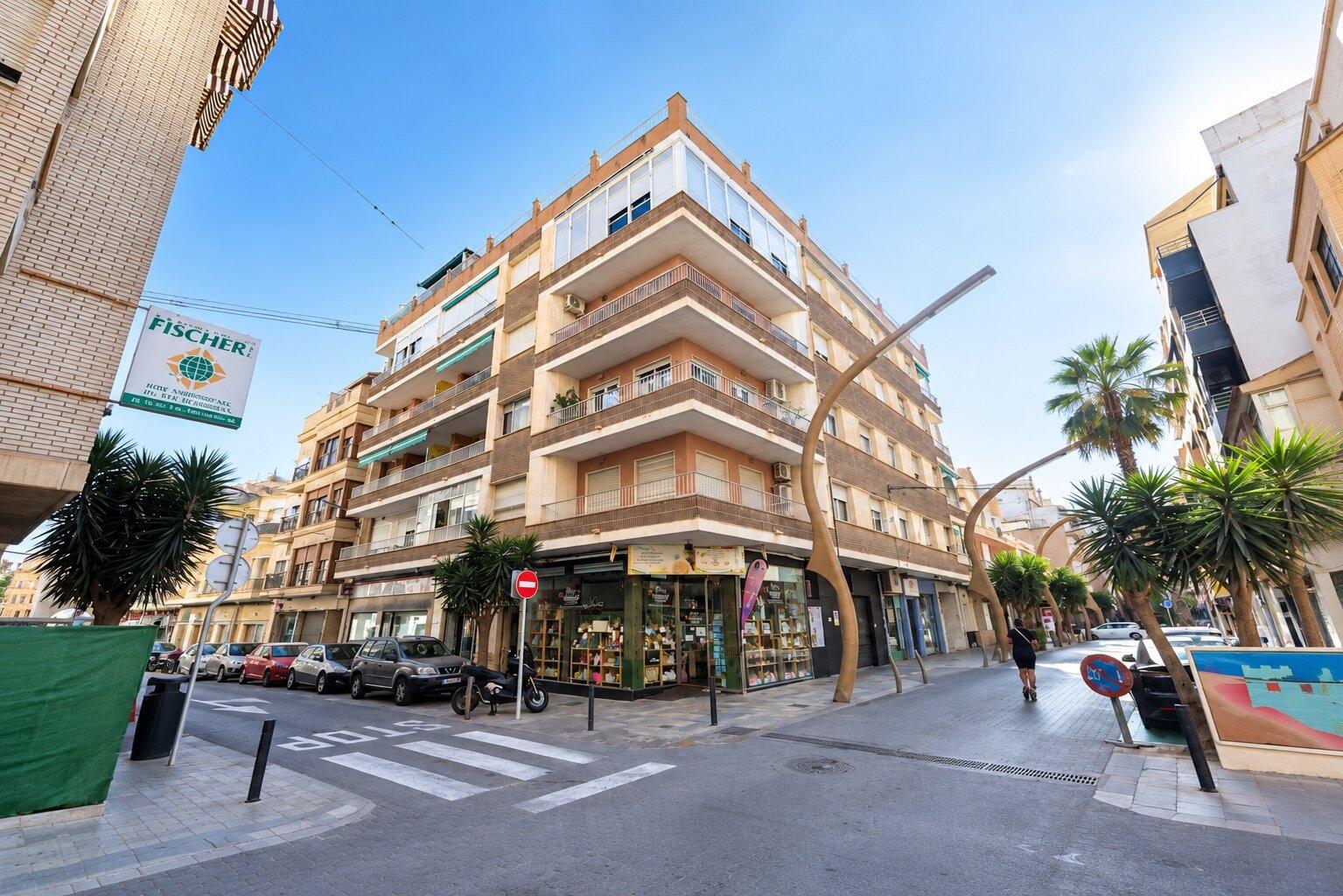 Spacious flat with a gross floor area of 104 m2 and a net floor area of 99 m2, situated in one of the most central areas of Torrevieja