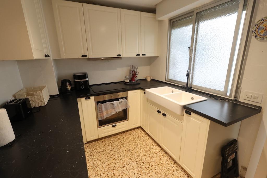 Spacious flat with a gross floor area of 104 m2 and a net floor area of 99 m2, situated in one of the most central areas of Torrevieja