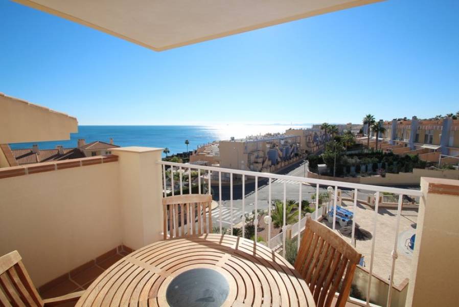 Penthouse in Dehesa de Campoamor with a private 112 m2 solarium and spectacular views of the sea