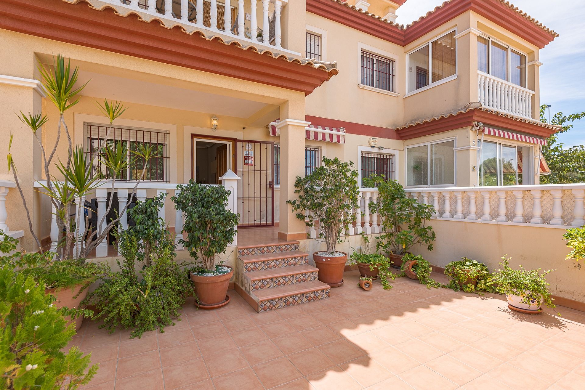We are very happy to present this spacious and well-kept ground floor bungalow in San Pedro del Pinatar, featuring generous private outdoor space and a private entrance from the garden